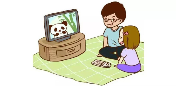 球迷老爸放弃爱看的球赛在家里看电视,他想看球,我想看动画,什么事情