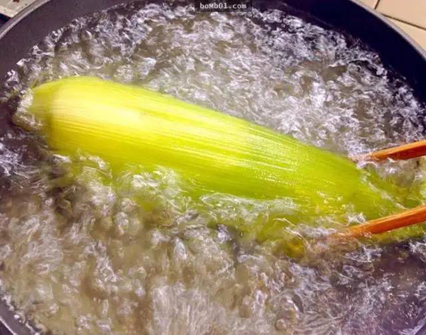 把这个方法告诉你折朋友,让大家都学会弄这美味的水煮玉米,然后一起在