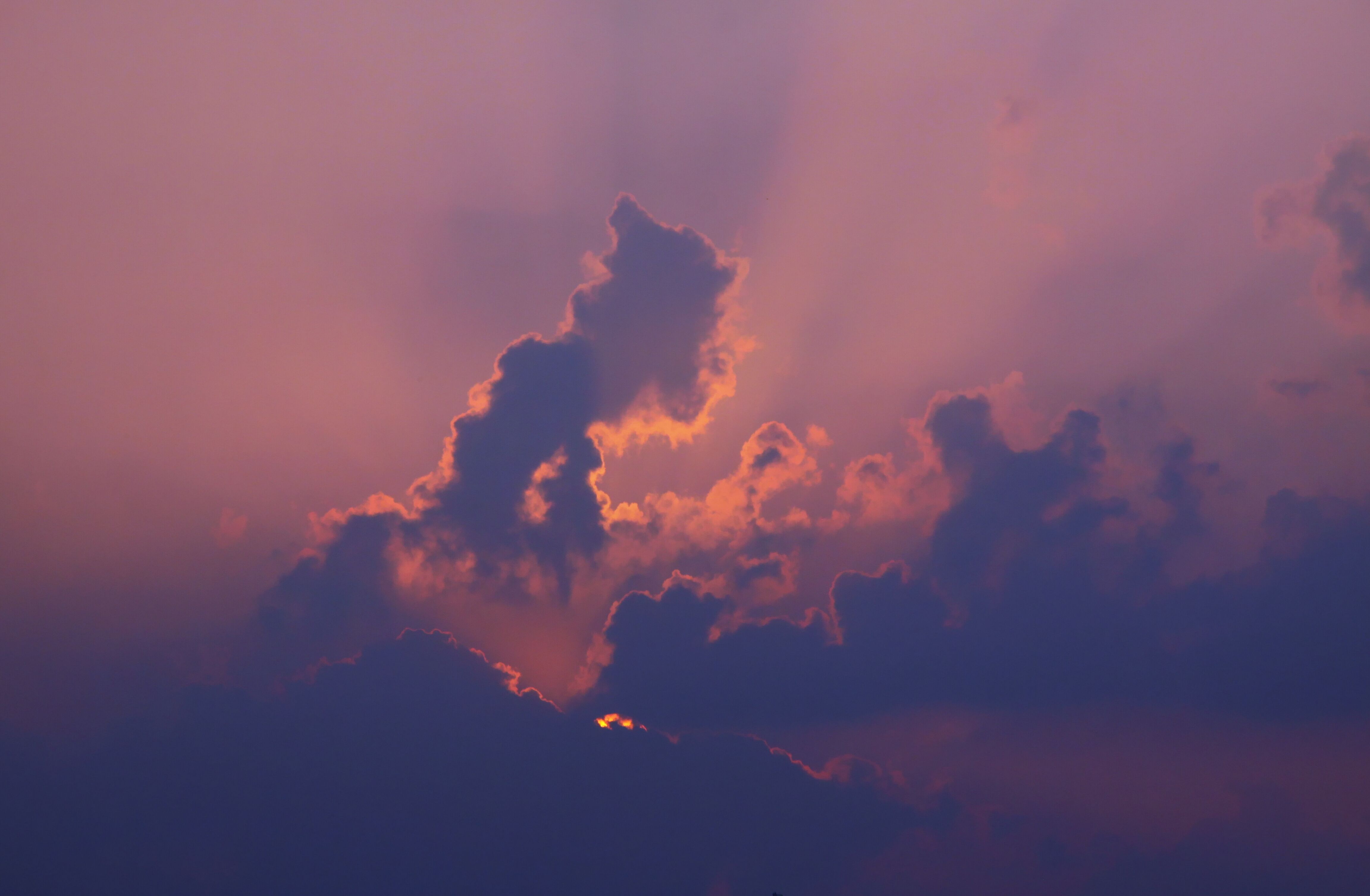 郑州现丁达尔效应奇观 天空云彩形态多变绚丽异彩
