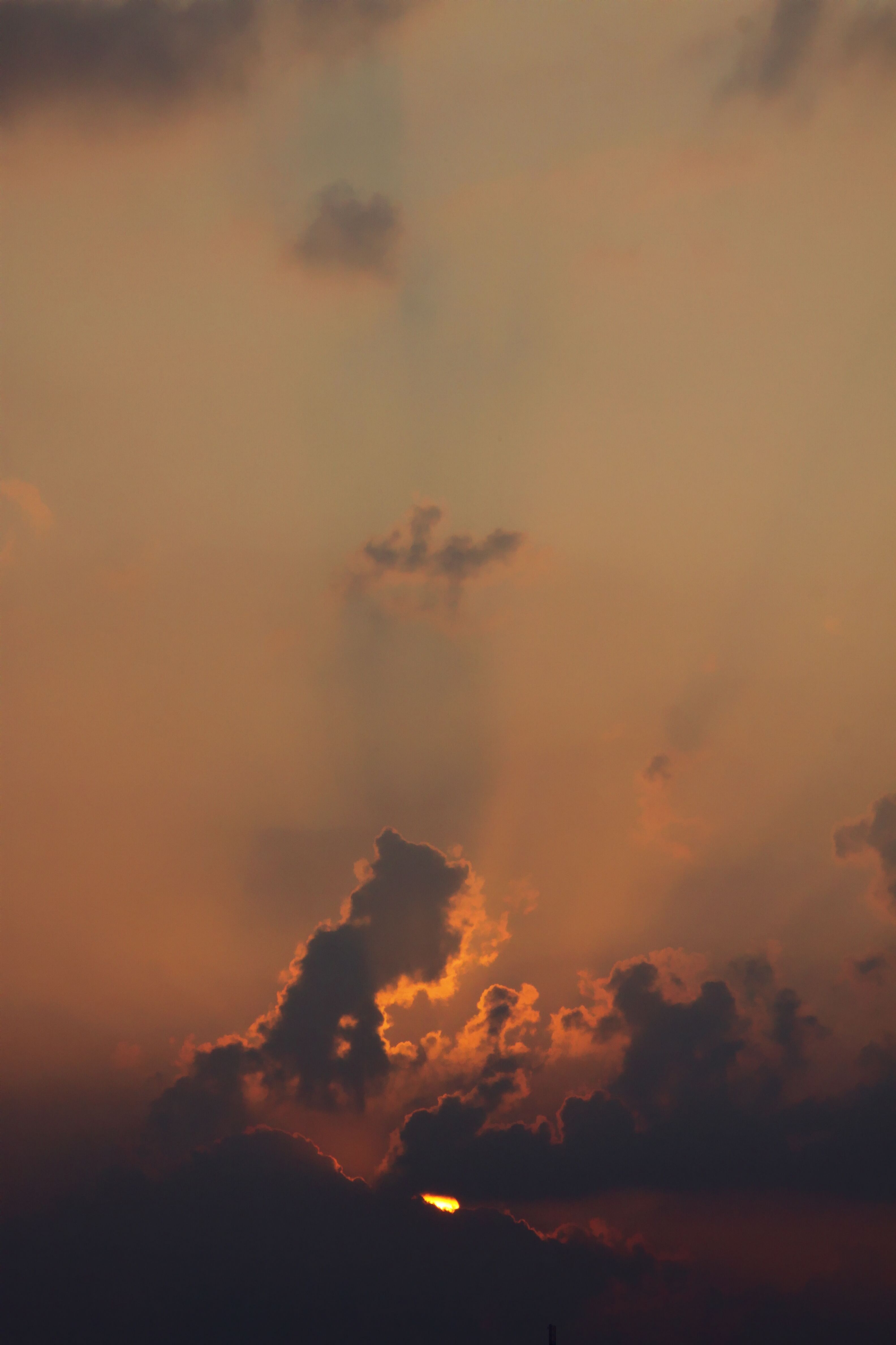 郑州现丁达尔效应奇观 天空云彩形态多变绚丽异彩