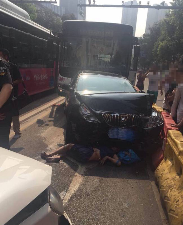 血腥慎点!自贡五星街千盛下行公路发生惨烈车祸,两车相撞,结果