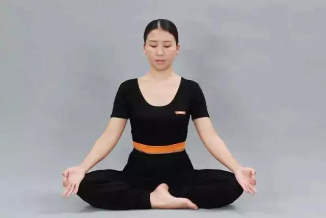 瑜伽打坐的正确姿势图片