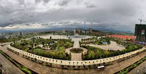 陶铸广场位于湖南祁阳城西,为纪念伟大的无产积极革命家陶铸同志诞辰