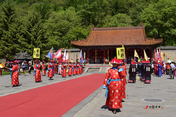 这几位美女在祭祀大典上各种抢镜头,我也不知道她们怎么想的?呵呵