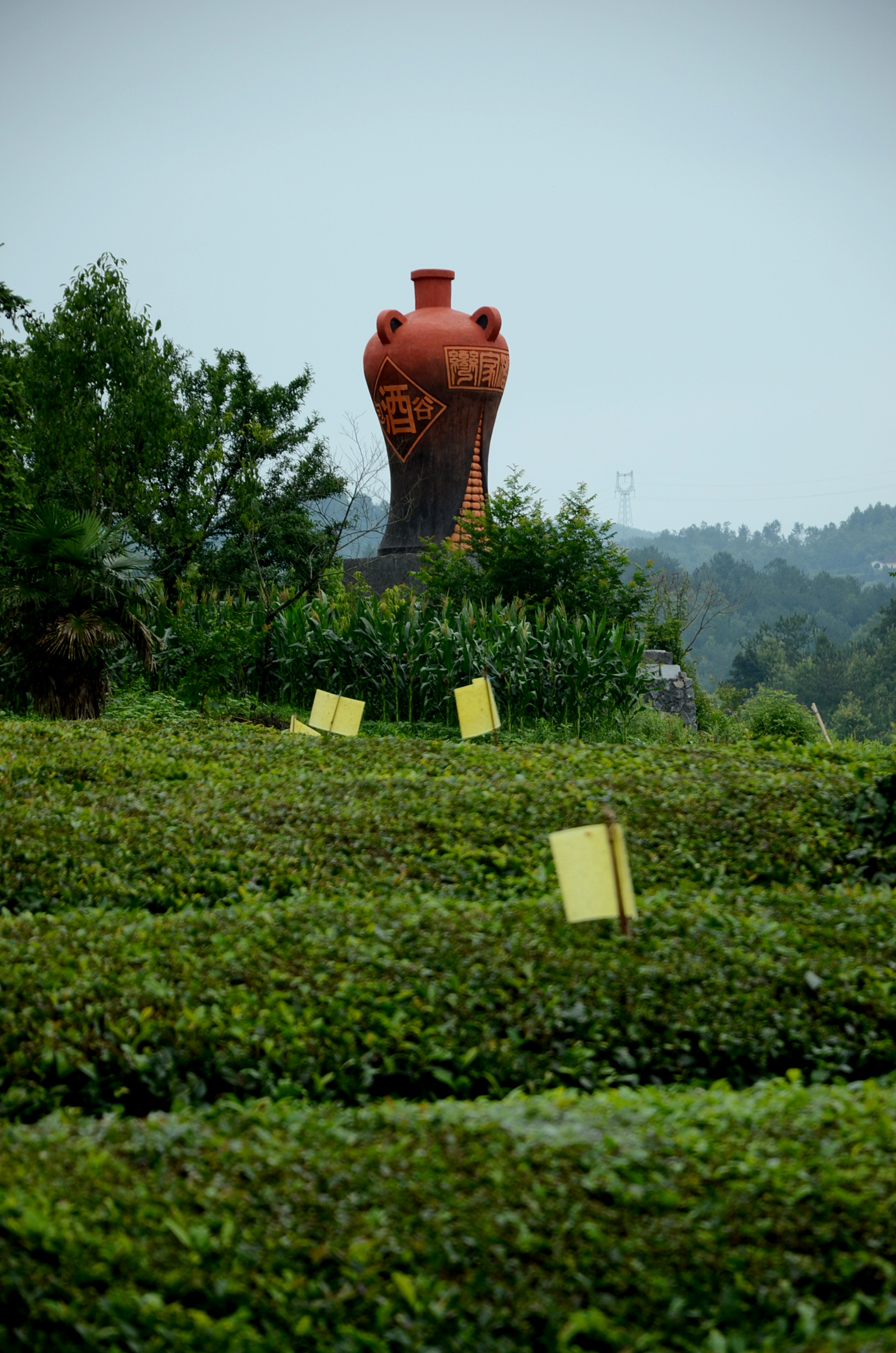 据悉,在偏远的小山村,为土家族包谷酒铸造如此之大酒壶雕塑的在中国