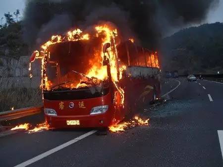 【热点新闻】湖南大巴起火伤亡惨重,司机逃逸该当