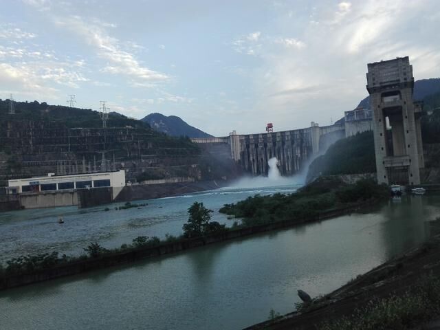长阳清江隔河岩水电站大坝自98年后第一次开闸泄洪