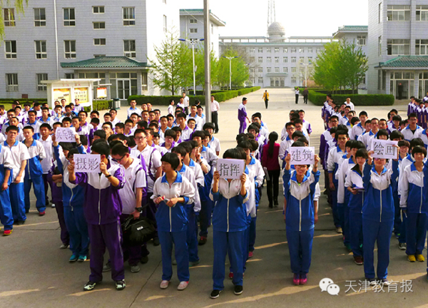 蓝白相间的两款校服,印刻着蓟县一中的字样,是校园中一道亮丽的风景