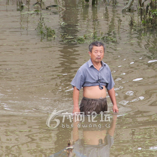 村民反映这次灾害让他们损失不少柏林乡乡长梁秀恕连续多日奋战在抗洪