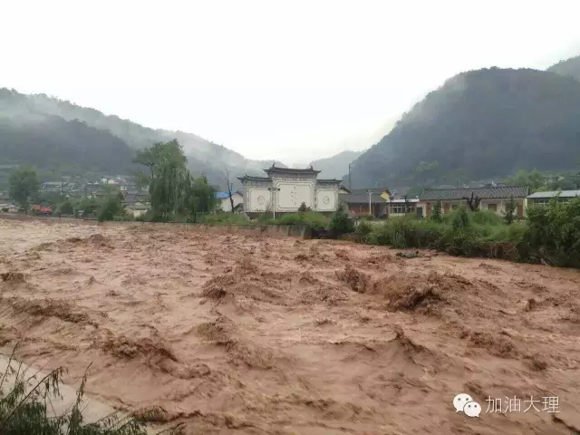 据剑川县消防大队消息,7月7日01时12分,剑川县双河村委会石菜江村有