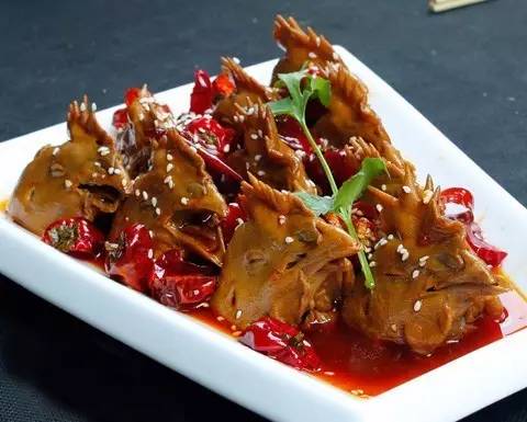 所有的鸡头做法中,最被郑州人所知的大概就是麻辣鸡头了,吃着辣得
