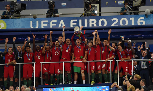 欧洲杯决赛颁奖仪式 c罗举起葡萄牙历史首冠