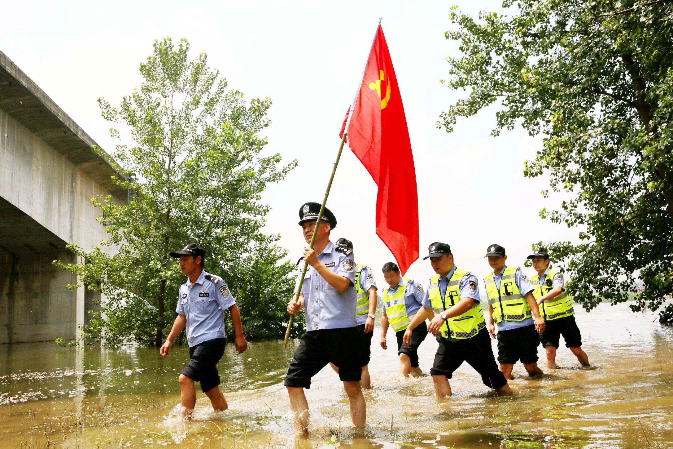 党员冲锋在前图片