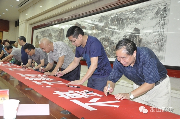 谭观银(右一)带头签名