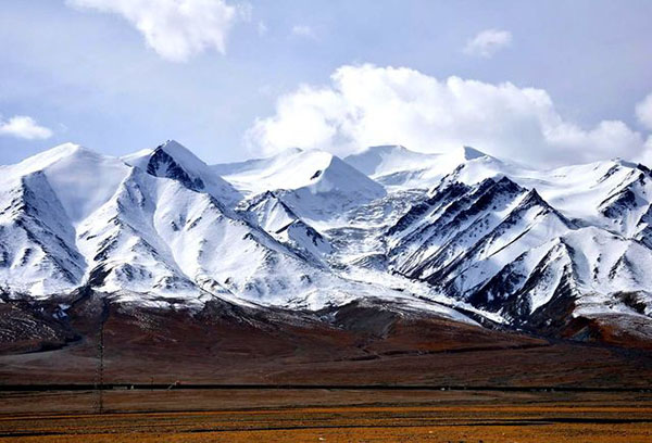 玉珠峰浩瀚的察尔汗盐湖如一颗洁白晶莹的巨大宝石静静地躺在柴达木