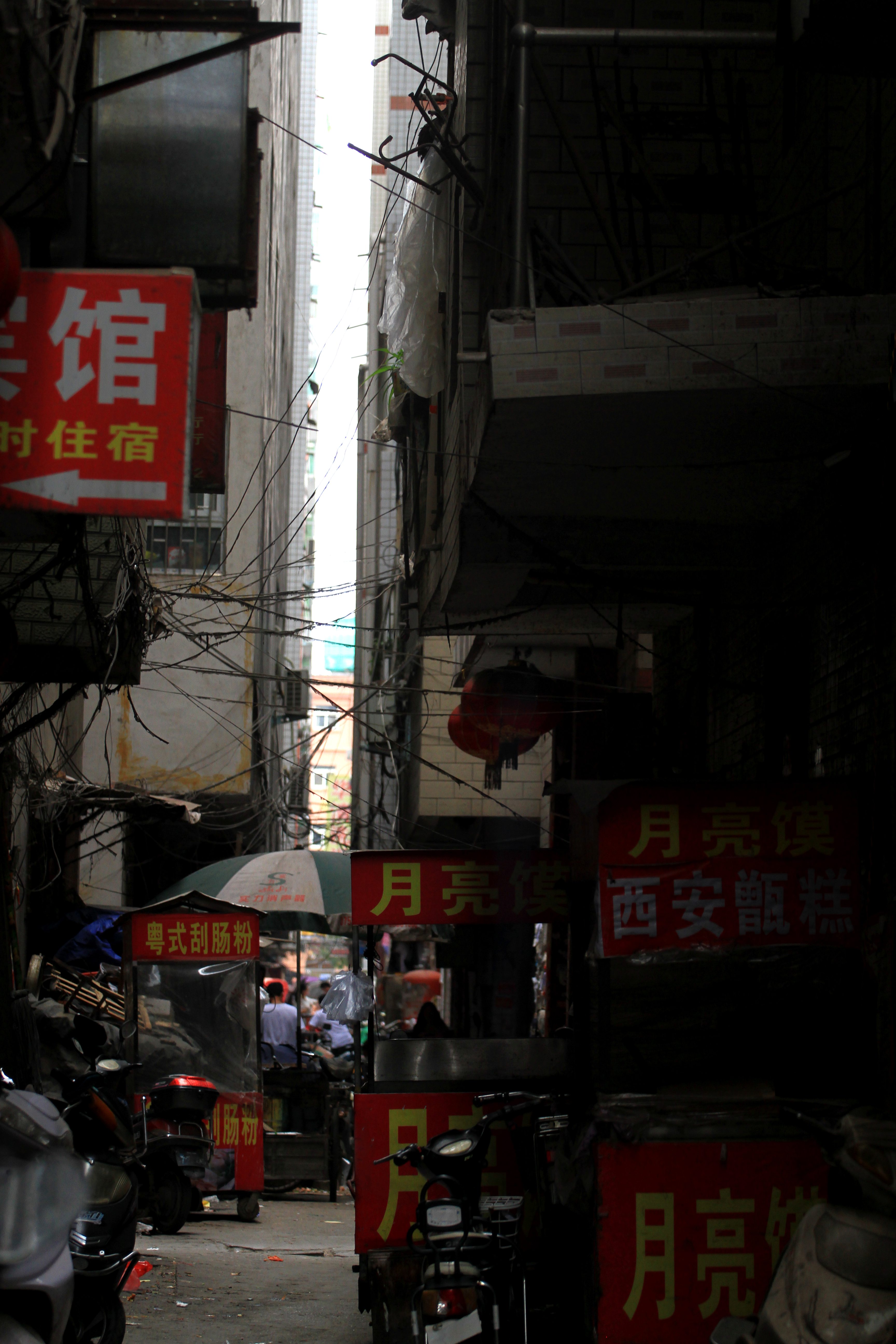 住着十几万郑漂的郑州最大城中村陈寨已全面启动拆迁改造,村内张贴的