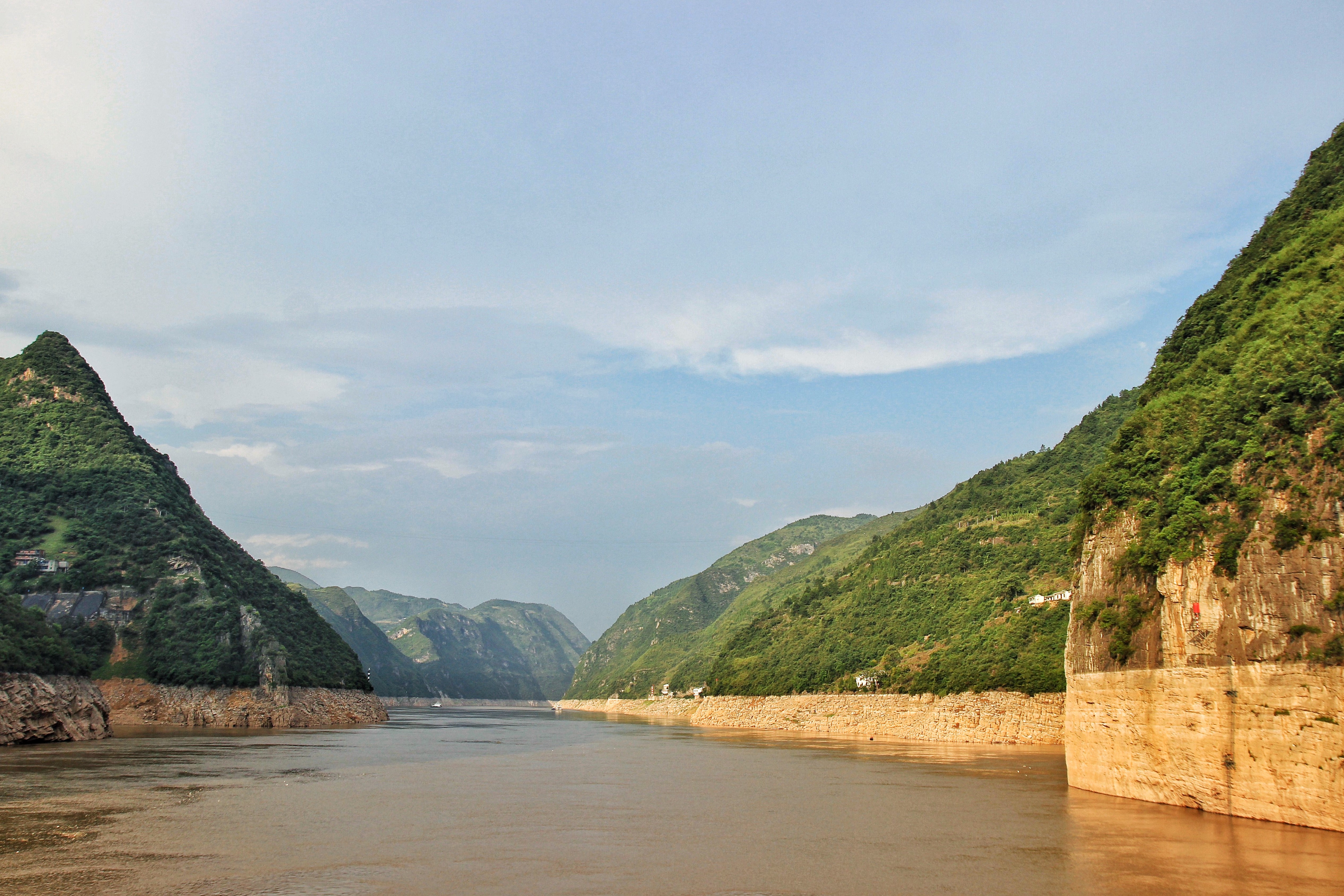 瞿塘峡在长江三峡中最短,最窄,景色,气势最为雄奇壮观,文物胜迹最为