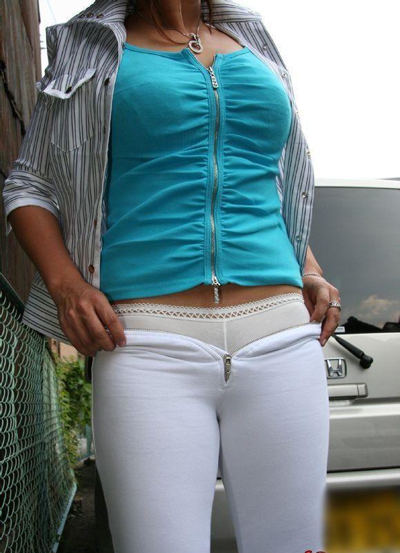女人超爱白色紧身裤,身材不好一般真不敢随便驾驭
