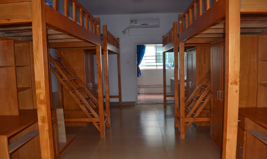图为深圳市美中学校宿舍,学校根据不同年龄阶段的孩子设置不同的床铺