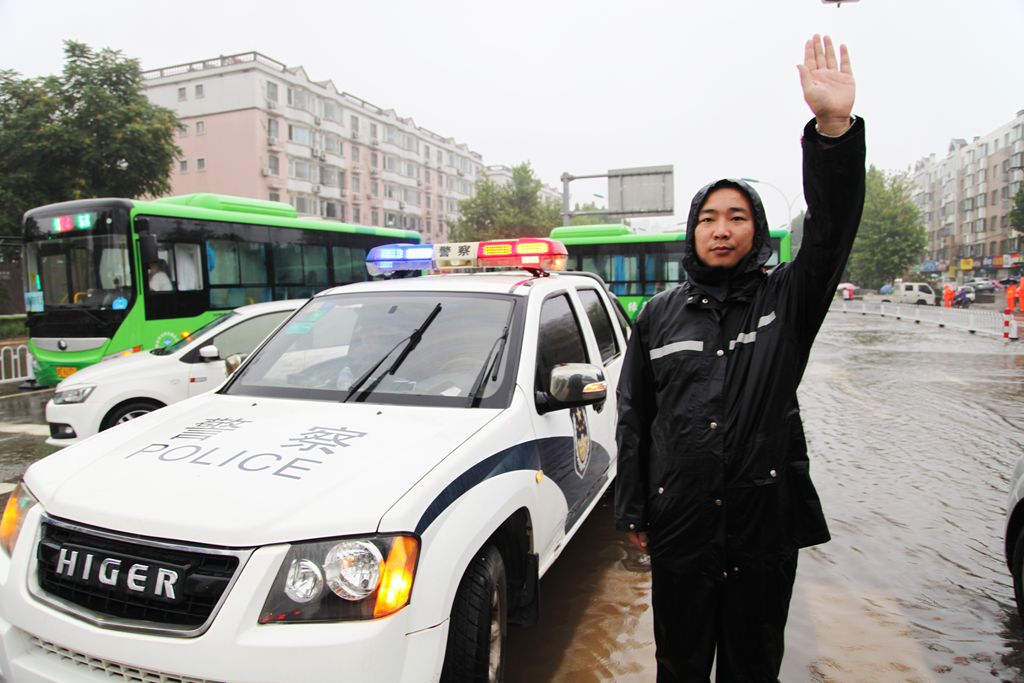 攝影現場——河北邢臺交警雨中執勤保安全