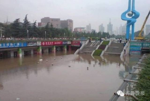 2007年718暴雨后的泉城广场