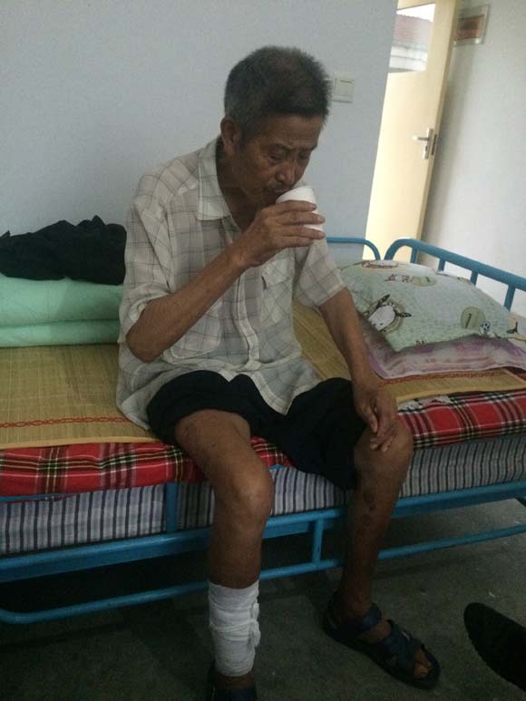 汉中73岁孤寡老人小腿溃烂生蛆