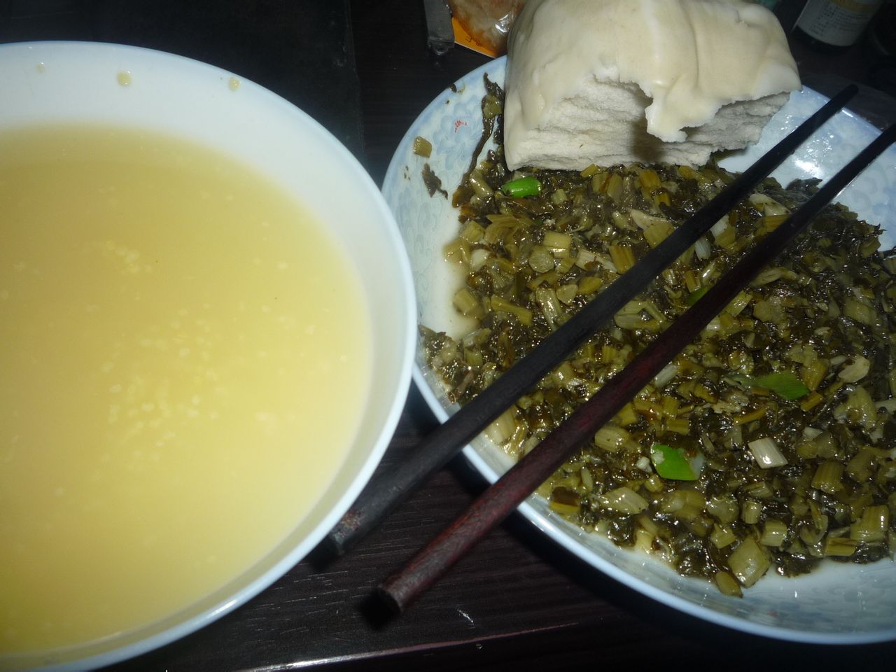 老王说,他的晚餐比较简单,一碗小米粥,一盘咸菜(管一天),二个馒头,够