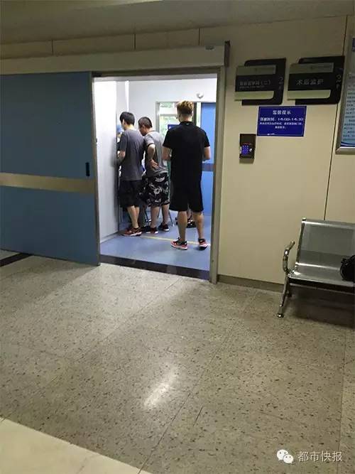 重症监护室外,几个身材高大的男子穿统一样式的黑t恤,表情严肃,窃窃