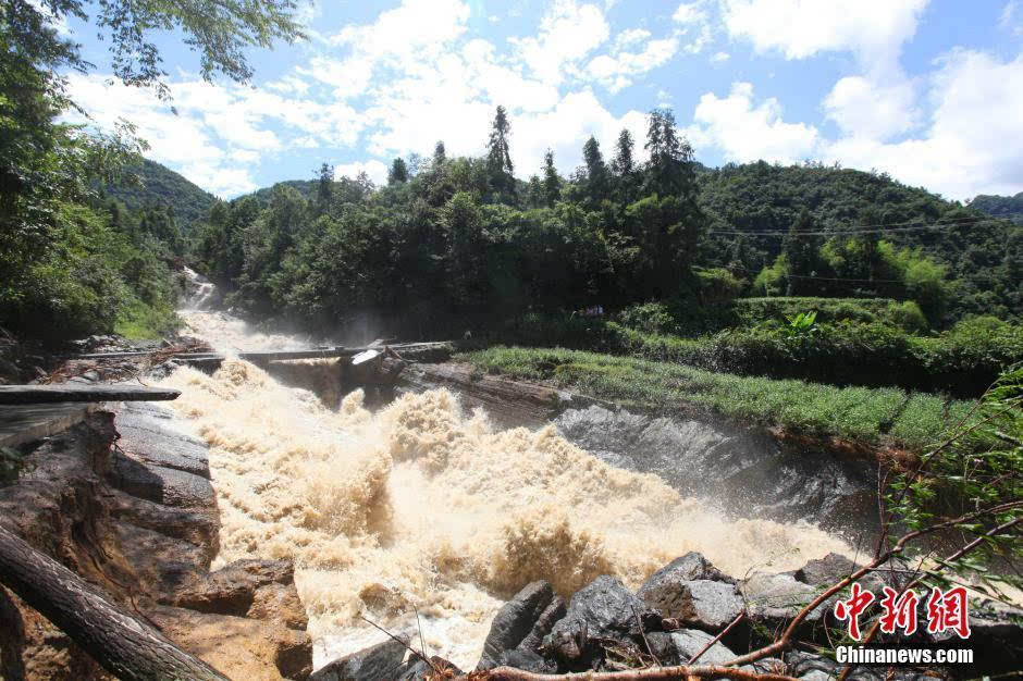 湖北五峰山洪暴发当地抢险救援