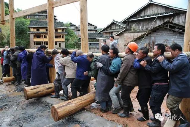 抬进新屋堂前,在供桌上摆上猪,鱼,鸡,稻谷,水果,香烛等祭品,由泥瓦匠