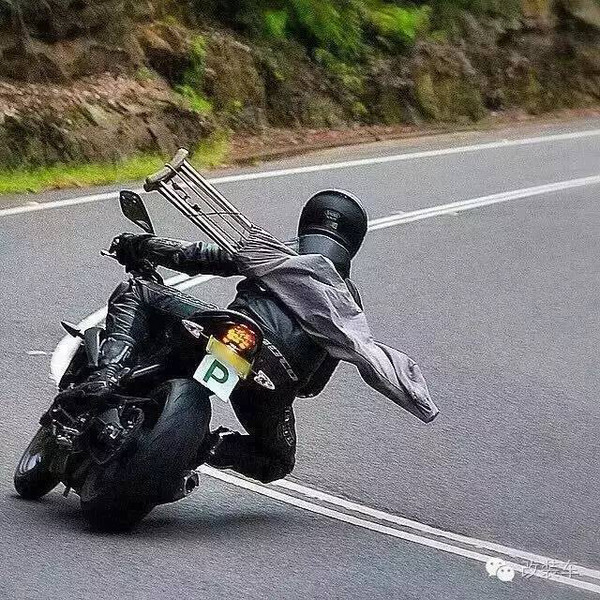 摩托车压弯搞笑图片