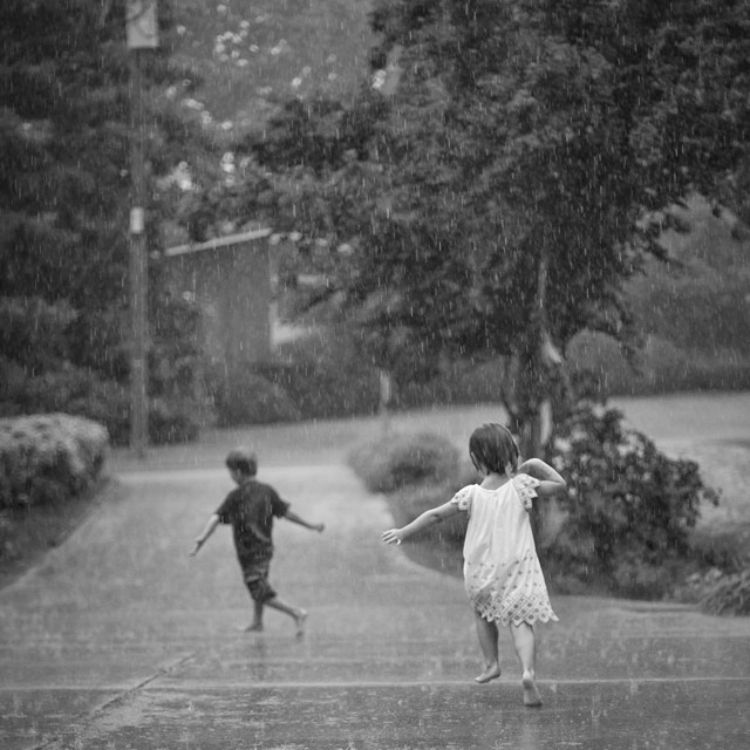 在雨中赤脚奔跑,感受下完雨后泥土的气息,如此简单与快乐.