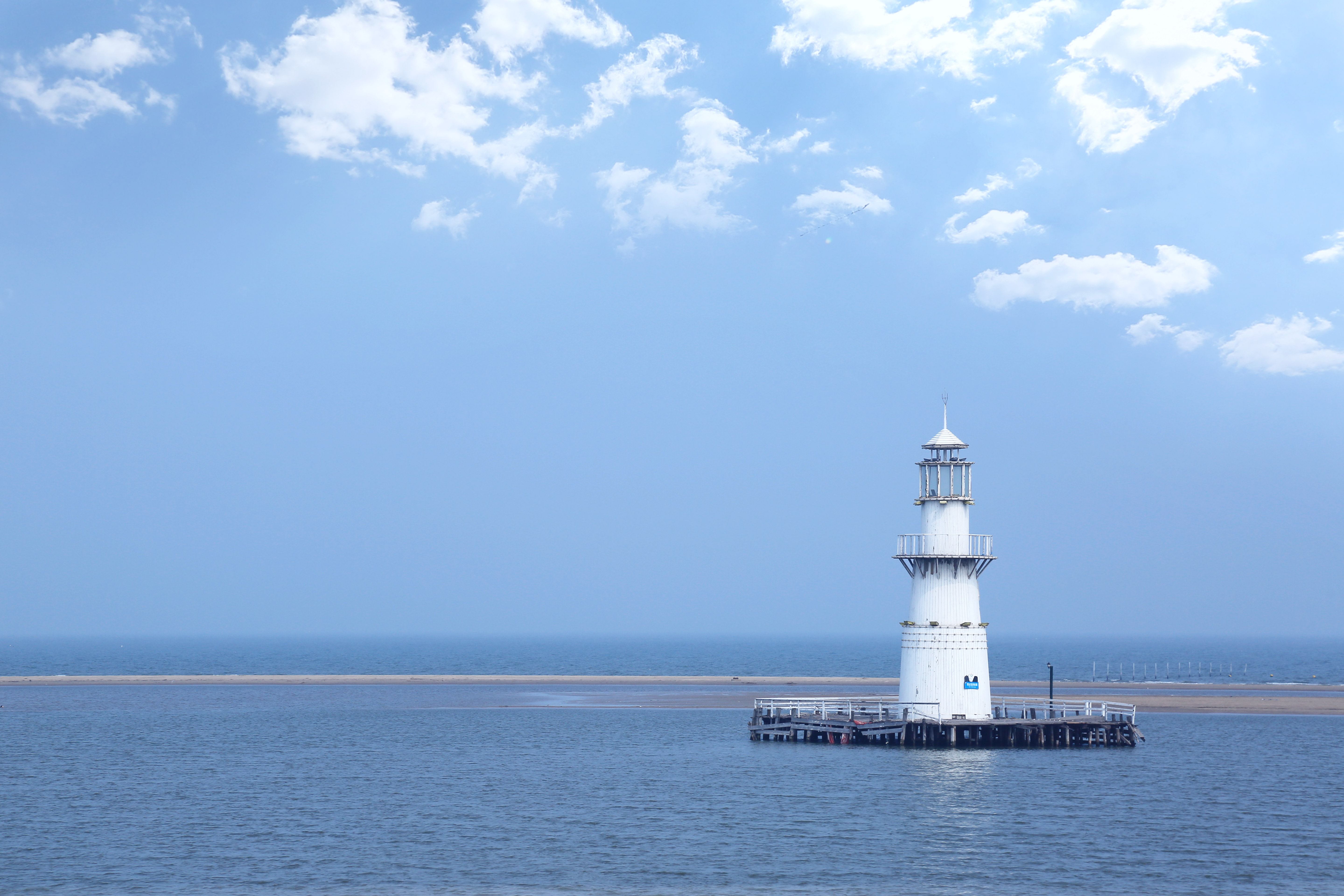 东起山海关,南北戴河,黄金海岸,西至曹妃甸一条漫长的沿海旅游观光链