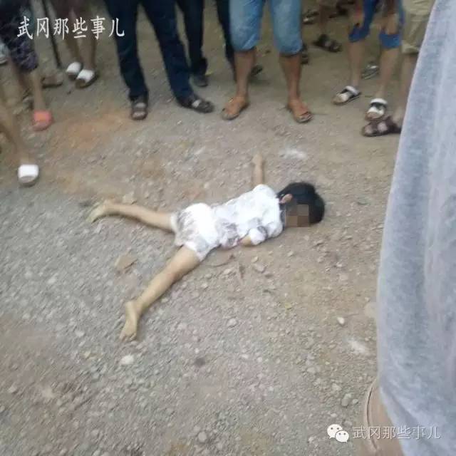 武冈双牌镇一小女孩被汽车撞上了!送医后不治身亡