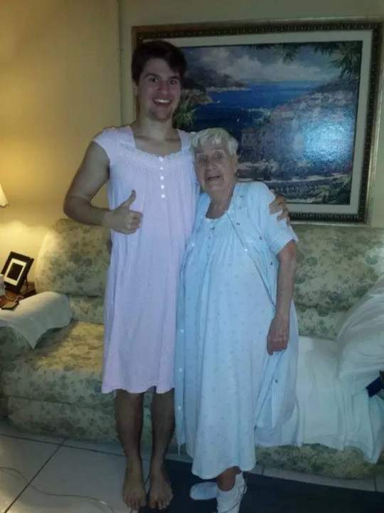 ▼孙子也穿上了睡衣陪她为了鼓励奶奶84岁的奶奶不好意思穿睡衣在医院
