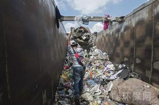 图说"垃圾人:生活在世界最大垃圾场上的人
