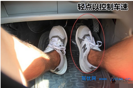 剛拿到駕照開車上路如何控制油門