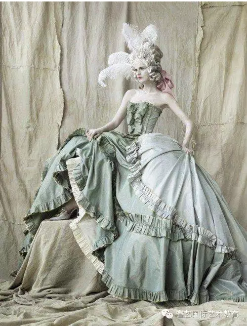 服饰界的一支奇葩——洛可可女装