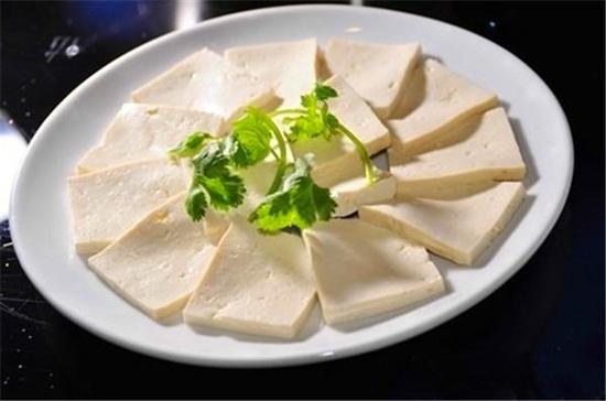 白豆腐是不同于霉豆腐和豆腐脑的一种豆腐,可以煮着吃,也可以炒着吃