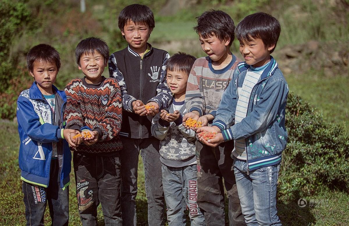 在小野傑西的鏡頭裡,這裡的孩子如同精靈一般,在缺少親情和物質的沙漠