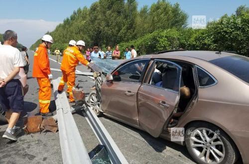 在哈大高速公路389公里附近(哈尔滨往肇东方向)发生一起交通事故,一辆
