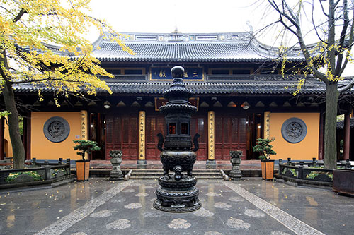 大雄宝殿是龙华寺的主体建筑,为双檐歇山式,借助于台基地势和宝殿前后