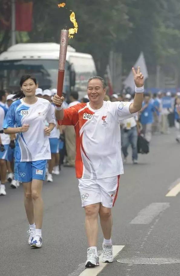 邓若曾出生于四川江津白沙镇(现重庆市江津区白沙镇,曾就读于江津