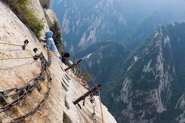 鷂子翻身由於棧道險峻,這裡只是探險之道,並非登山必由之路,所以石刻