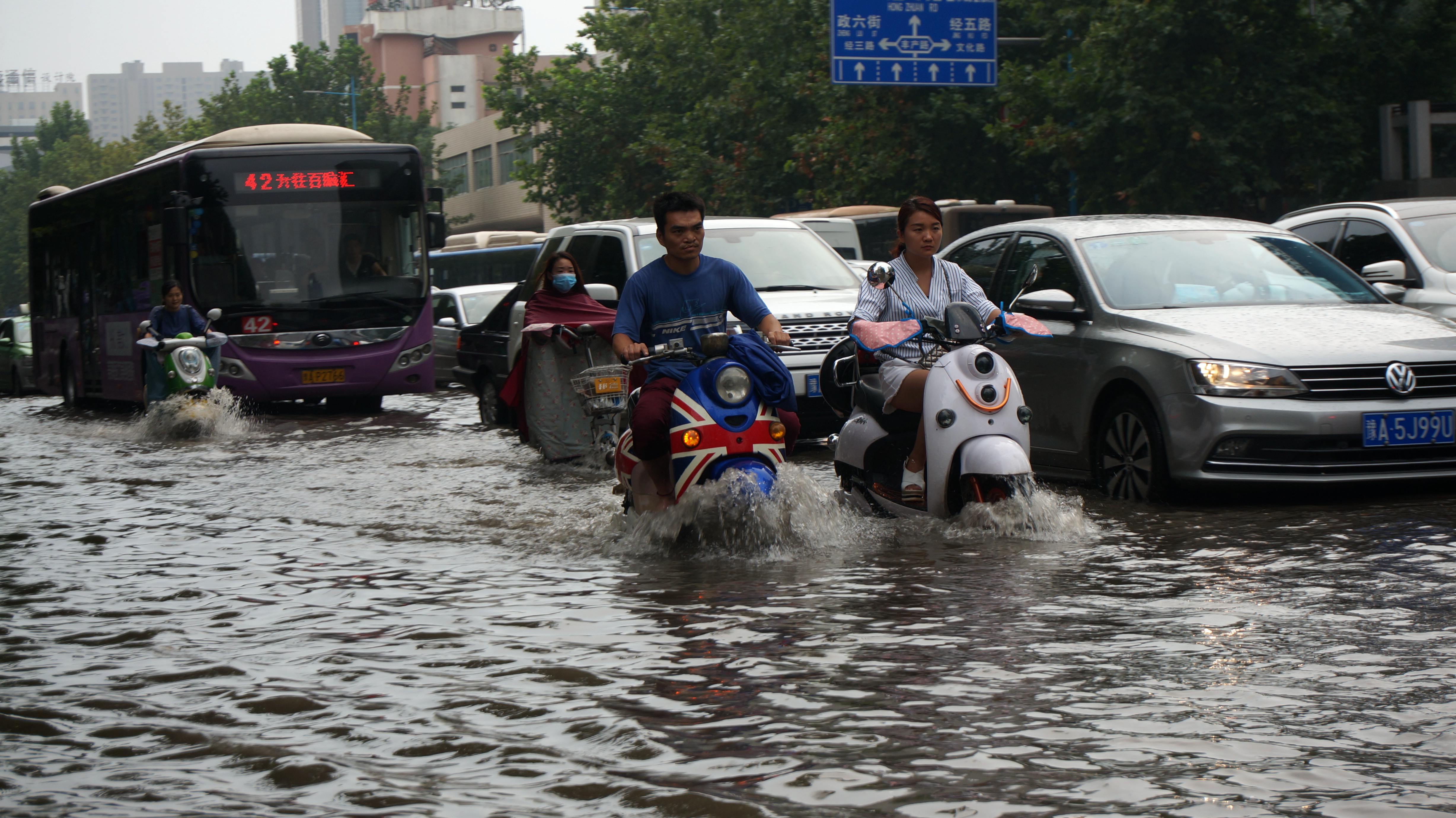 郑州洪涝图片图片