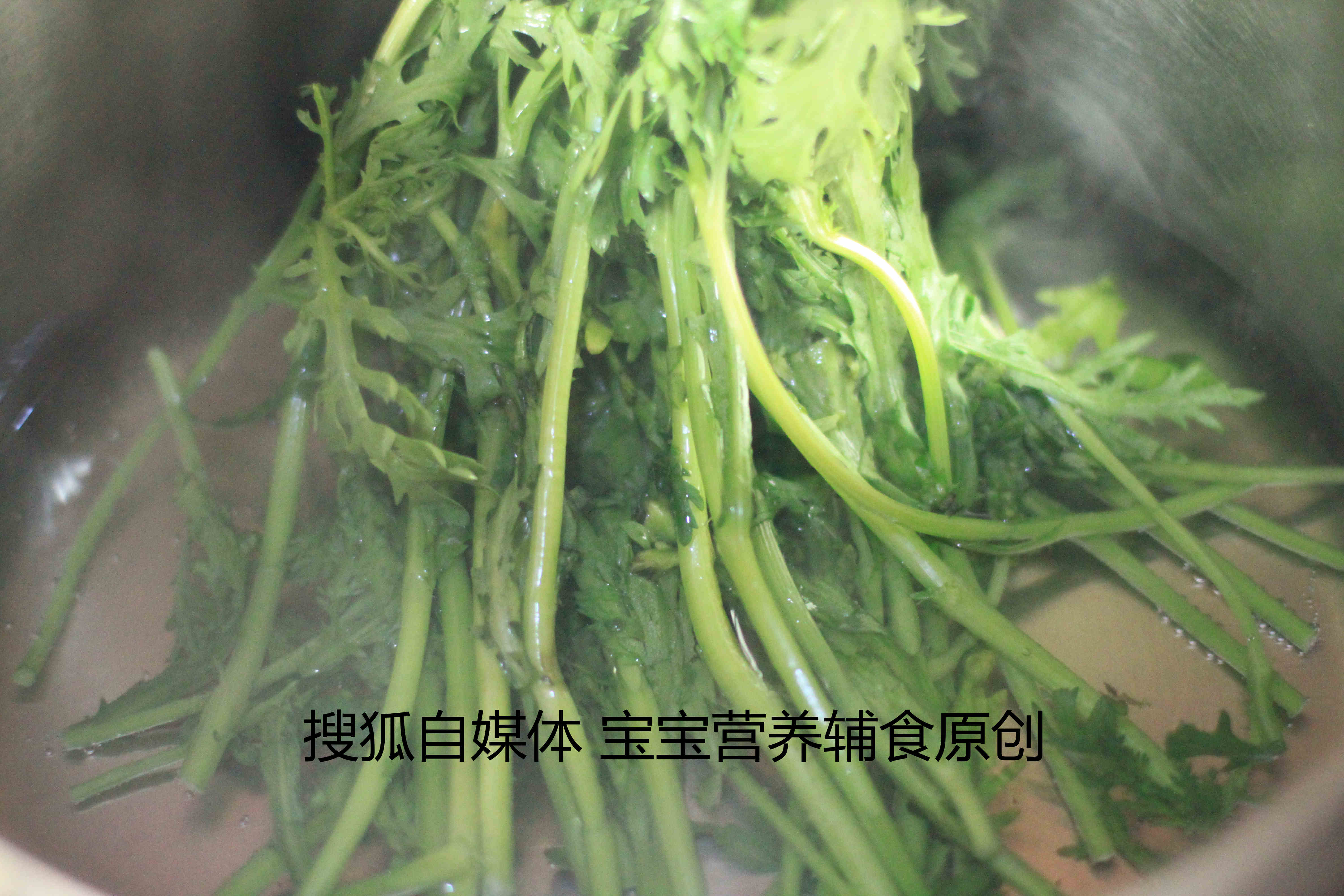 1 茼蒿清洗干净,把根部切掉