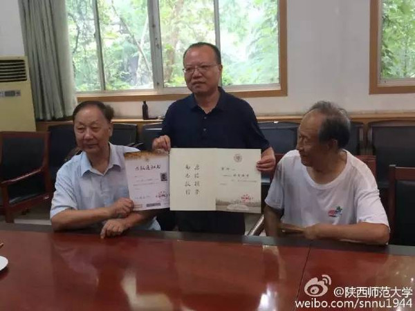 和80岁高龄的老教授耿征一起为常升同学补写了收藏版的录取通知书