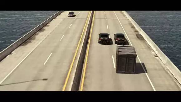 《速度与激情5》,看着托雷多和布莱恩拖着装载一亿美元现金的保险箱横