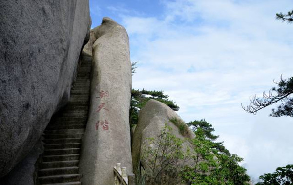 左轉——三里畈頂頭人字路口右轉過大橋——大別山風景區——收費站