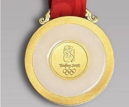 由于奖牌尺寸小,加上当时金银价格低,悉尼奥运会的金牌仅值530块人民